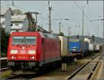 Die 185 359-7 zieht am 17.09.2010 einen Containerzug durch den Hauptbahnhof von Passau.