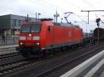185 017-1 zog am 25.01.2011 einen gemischten Gterzug durch Bielefeld.