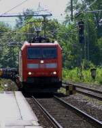 185 151-8 mit Gterzug fhrt am 06.08.2010 durch den Bahnhof Bonn-Oberkassel weiter in Richtung Kln.