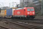 BR 185 214-4 von Railion kommt mit einem gemischten Containerzug aus Richtung Kln und fhrt in Aachen-West ein.