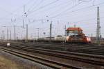 Mit einem Kesselzug fhrt 185 586-6 in den Gterbahnhof von Halle ein. (05.03.2011)