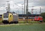 ES 64 U2 - 010 und 185 312 in Regensburg Ost, aufgenommen am 02.06.2010.