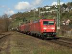 185 262-2 mit einem nicht ganz so langen Gterzug bei der Durchfahrt von Vallendar/Rhein.19.3.11