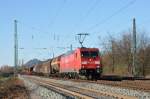 185 256-5 rollt mit einem gemischten Gterzug durch Unkel. Im Hintergrund erkennt man auf dem Berg die Burg Drachenfels. Aufgenommen am 19/03/2011.