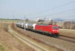 185 341 kurvt am 26.03.2011 mit einem
Gterzug in der Ortschaft Katzbach durch.