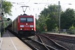 Die BR 185 289-6 von Railion und eine unbekannte BR 145 von Railion fahren durch Kohlscheid mit einem Autoleerzug von Aachen-West in Richtung Neuss bei Sonne.