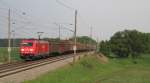 185 246-6 rollert hier in Nudow mit einem gemischten Gterzug Richtung Saarmund durch. 29.04.2011
