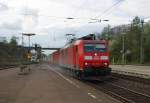 185 093-2 musste mit ihrem Containerzug bei der (viel zu schnellen) Einfahrt nach Eichenberg mchtig bremsen da  Halt erwartet .