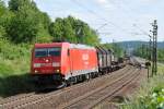 185 299-5 mit einem gemischten Gterzug auf dem Weg in Richtung Norden. Aufgenommen am 28/05/2011 bei Unkel.