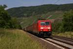 185 271-4 mit einem gemischten Gterzug in Osterspai am 04.06.2011