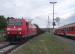 Whrend rechts eine RB aus Bamberg gerade den Endbahnhof Kronach auf Gleis 4 erreicht hat, steht links auf Gleis 5 die 185 199-7 mit mehreren tschechischen Holzwagen.