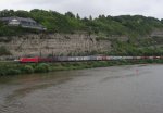 Eine 185 ist am 30. Juli 2011 mit einem Containerzug bei Retzbach unterwegs.