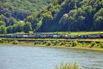 Gem. Gterzug mit Zugpferd 185 592-3 in Richtung Bonn am Rheinufer bei Remagen - 27.06.2011