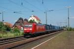 Am 04.06.2011 ist 185 081 mit einem LKW-Walter KLV-Zug als Umleiter nach Mnchen bei der Durchfahrt durch Obertraubling.
