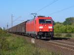 185 318-3 zieht einen Schiebewandwagenzug am 21.09.2011 durch Wiesental     