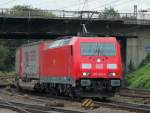 185 346-4 zieht am 22.09.2011 einen KLV von Kln kommend unter der Brcke Turmstrasse nach Aachen West.