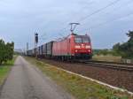 185 004-9 zieht einen Containerzug am 05.10.2011 durch Wiesental  