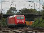 185 041-1 zieht am 18.09.2011 einen KLV-Zug unter der Brcke Turmstrasse nach Aachen West.