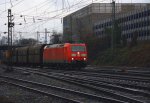 Die 185 153-4 DB kommt mit einem Kohlenleerzug aus Mannheim und fhrt in Aachen-West ein bei Nieselregen am 28.12.2011.