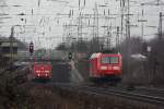 Wrend links ein Lokzug bestehend aus 185 011 und 185 019 durch fhrt steht links die 151 035 und eine weitere 151 die ihre Fahrt aufgrund einer Zugtrennung beim wiederanfahren nicht fortsetzen