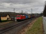 Die 185 355 am 14.01.2012 mit einem Containerzug unterwegs bei Vilshofen.