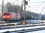 Zwei BR 185er von Railion stehen in Aachen-West mit einem lzug und warten auf die Abfahrt nach Kln bei Schnee und Sonnenschein am 5.2.2012.