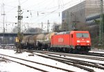 185 208-6 von Railion kommt mit einem Kesselzug aus Ludwigshafen-BASF nach Antwerpen-BASF und fhrt in Aachen-West ein im Schnee am 12.2.2012.