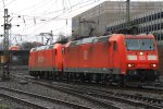 185 114-6 DB und 185 184-9 von Railion rangiern in Aachen-West bei Nieselregen am 4.3.2012.