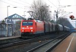 185 194-8 von Railion kommt als Umleiter mit einem kurzen Coilzug aus Richtung Neuss nach Aachen-West und fährt die Kohlscheider-Rampe hoch.
Aufgenommen bei der Durchfahrt in Kohlscheid bei Abendstimmung. am 15.3.2012.
