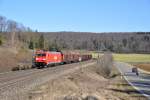 Die blitzeblanke 185 234 zieht einen Ganzzug der mit Holz beladen ist ber die schwbische Alb.Das Bild entstand am 17.3.2012 bei Urspring