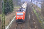 185 027-0 DB kommt mit einem Containerzug fhrt durch Bad Honnef auf der Strecke Kln-Koblenz bei Wolken am 17.3.2012.