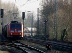 185 082-5 DB fährt durch Kohlscheid als Umleiter mit einem gemischten Güterzug aus Aachen-West in Richtung Herzogenrath,Neuss bei Abensonne am 28.3.2012.