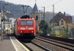 185 130-2 DB fhrt durch Linz am Rhein mit einem Winner-LKW-Zug aus Koblenz und fhrt in Richtung Kln bei Sonnenschein am 3.4.2012.