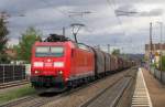 185 113-8 kommt hier am 21.04.2012 mit einem Gterzug durch Denzlingen gefahren, in Richtung Freiburg.