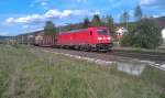 185 358 mit einem gemischten Gterzug am 08.05.2012 in Neuses bei Kronach Richtung Lichtenfels.