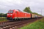 Am Bahnbergang Herrather Linde kommt die 185 005-6 mit belgischen Kohlewagen in Richtung Rheydt gefahren....6.6.2012