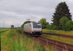 Lz kommt die 185 692-1 in den Bahnhof Herrath eingefahren auf ihrem Weg nach Aachen. 6. Juni 2012