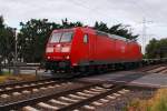 Auf dem Weg Richtung Aachen ist die 185 064-3 am Bahnbergang Herrather Linde zu sehen am Abend des 6. Juni 2012