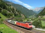 185 110 + 486 5xx mit einem Containerzug Richtung Italien am 26.08.2010 unterwegs bei Intschi.