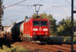 Die 185 018-9 mit einem Tankwagenzug in Richtung Aachen auf der Kbs 485 bei Herrath unterwegs am Abend des 8.6.2012