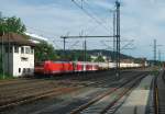 185 100 steht am 12.Juni 2012 mit einem gemischten Gterzug in Kronach auf Gleis 1. Hinter der Lok eingereiht ist der 82-34 093-8 Bnrdzf 463.1. aus Stuttgart. Aufnahmeort ffentlich zugnglich.