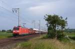 Die 185 068-4 fuhr am 28.06.2012 mit einem Gterzug von Osnabrck nach Emden, hier bei Veenhusen.