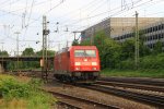 185 249-0 von Railion kommt als  Schubhilfe von dem Gemmenicher-Tunnel und fhrt in Aachen-West ein bei Sommerwetter am 28.6.2012.