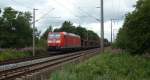 Die 185 057-7 fuhr am 14.07.2012 mit einem Gterzug von Emden nach Osnabrck, hier bei Veenhusen.