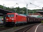 185 381-1 der DB Schenker Rail zieht am 19.07.2012 einen Güterzug durch den Bahnhof Betzdorf (Sieg) in Richtung Siegen.