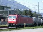 185 102-1 liefert einen Ganzzug mit Minerallprodukten im Tanklager Salez-Sennwald im schweizerischen Rheintal ab.