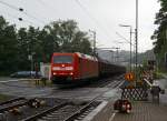 Bei Regen - Die 185 001-5 der DB Schenker Rail zieht am 04.08.2011 einen Coilzug (Wagen der Gattung Shimmns)  durch Scheuerfeld (Sieg), hier am B km 79,72, in Richtung Kln.