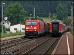185 236 mit gemischten Gterzug Richtung Norden begegnet am Abend des 26.7.2012 in Frtschendorf einer Regionalbahn