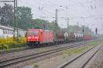 185 348-0 mit einem gemischten Gterzug Richtung Plattling bei der Durchfahrt in Strakirchen, 16.08.2012