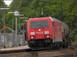 Elegant legt sich die 185 242-5 mit einen Kesselwagenzug in den langen Gleisbogen
bei der Durchfahrt im Eschweiler Bahnhof. Juni 2012. 